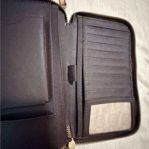 Michael Kors Wallet with Wristlet Strap - Jet Set Collection - Picture 11 of 16